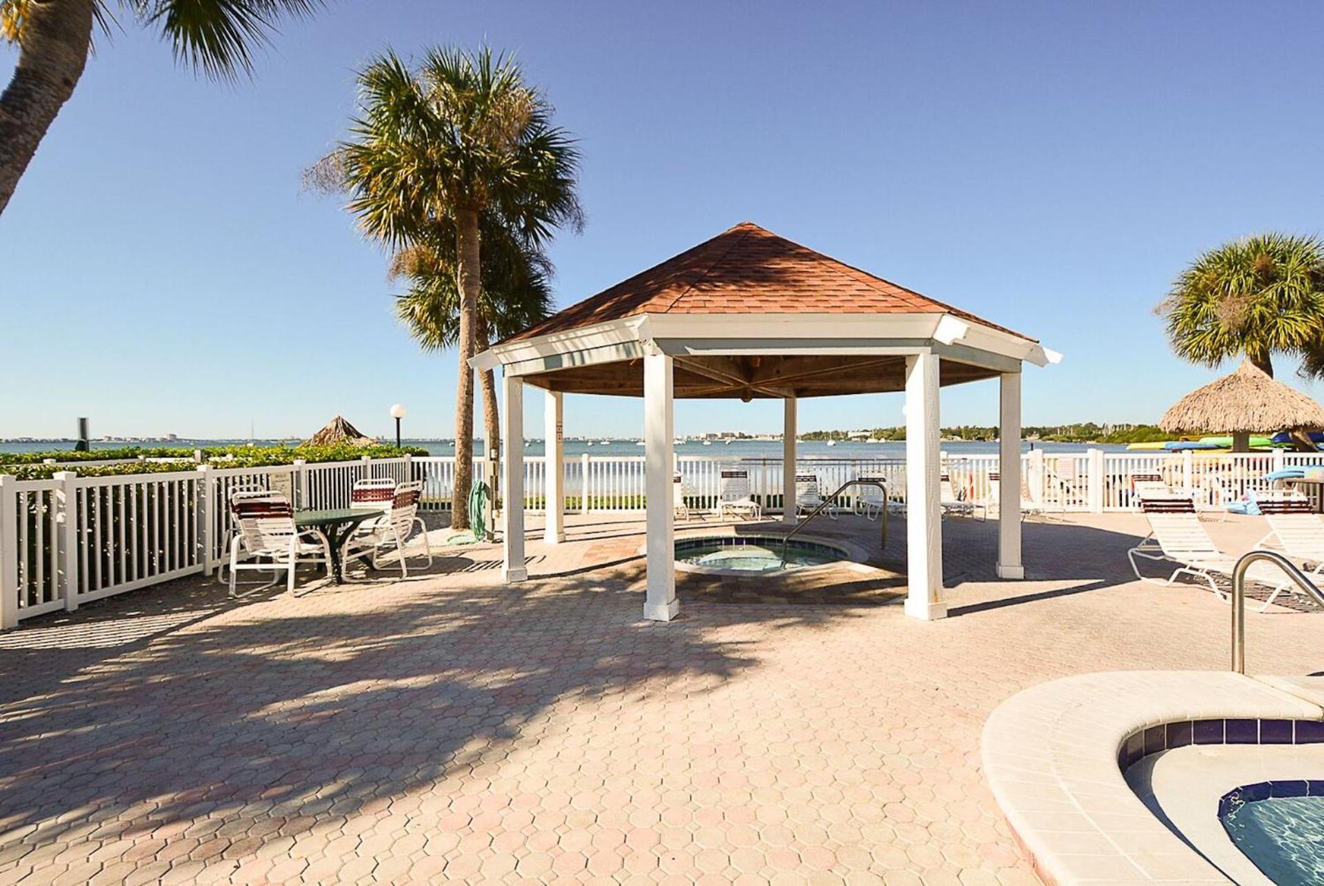 Affordable Two Bedroom Tropical Condo - Private Beach, Pools, Hot Tub St. Petersburg Exteriér fotografie
