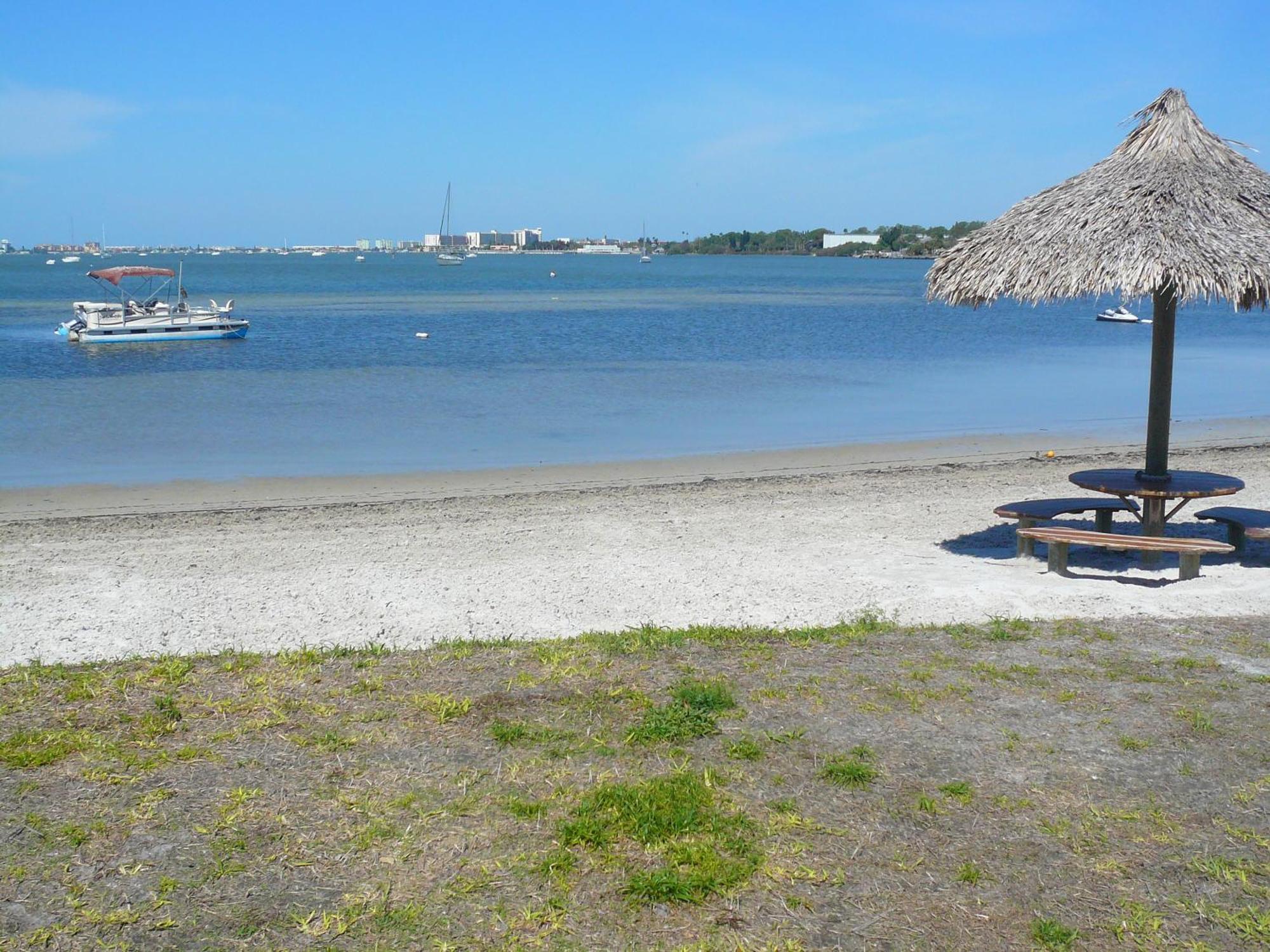 Affordable Two Bedroom Tropical Condo - Private Beach, Pools, Hot Tub St. Petersburg Exteriér fotografie