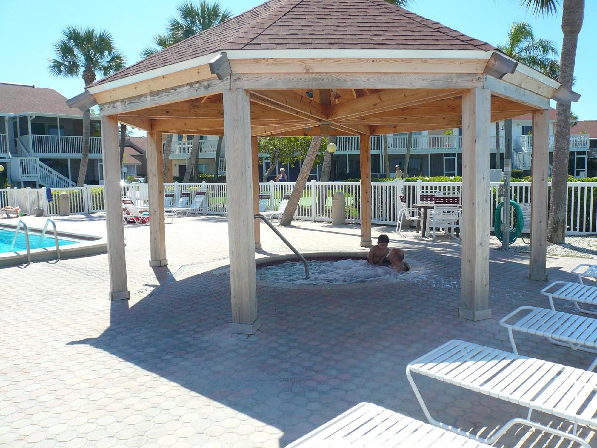 Affordable Two Bedroom Tropical Condo - Private Beach, Pools, Hot Tub St. Petersburg Exteriér fotografie