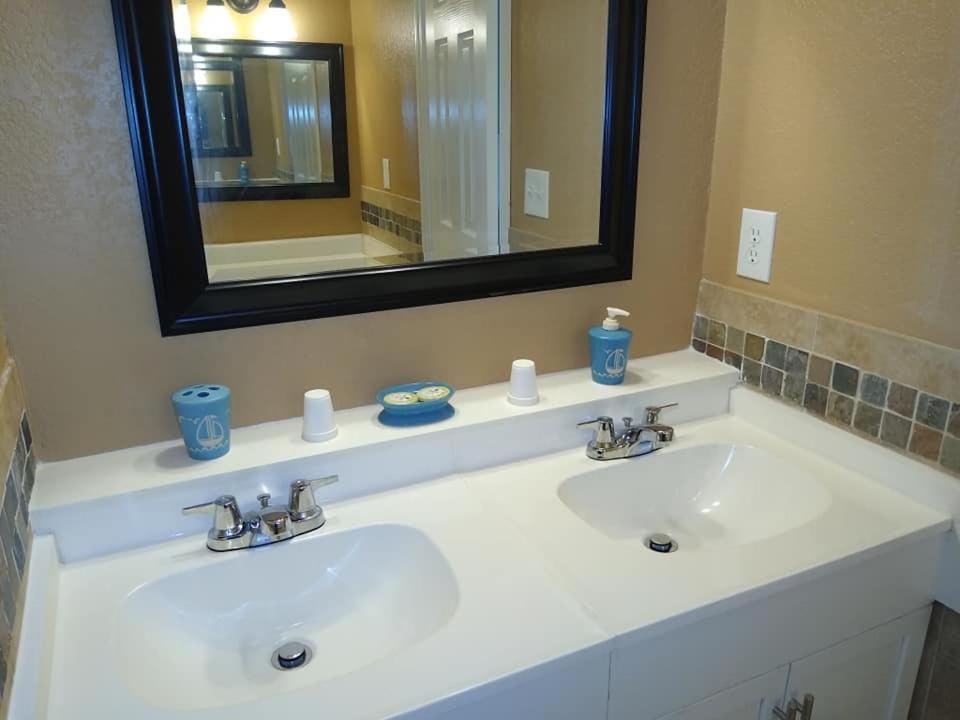 Affordable Two Bedroom Tropical Condo - Private Beach, Pools, Hot Tub St. Petersburg Exteriér fotografie